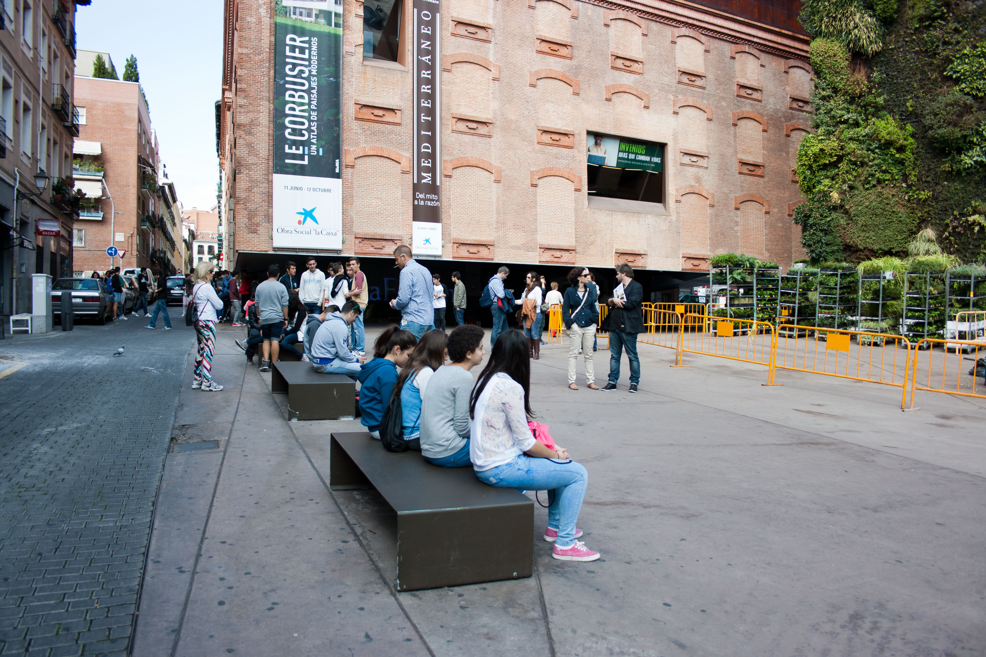 Gente sentada en el Caixaforum Madrid. Foto de David Jiménez arquitecto